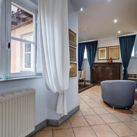 科罗娜利公寓 公寓 *